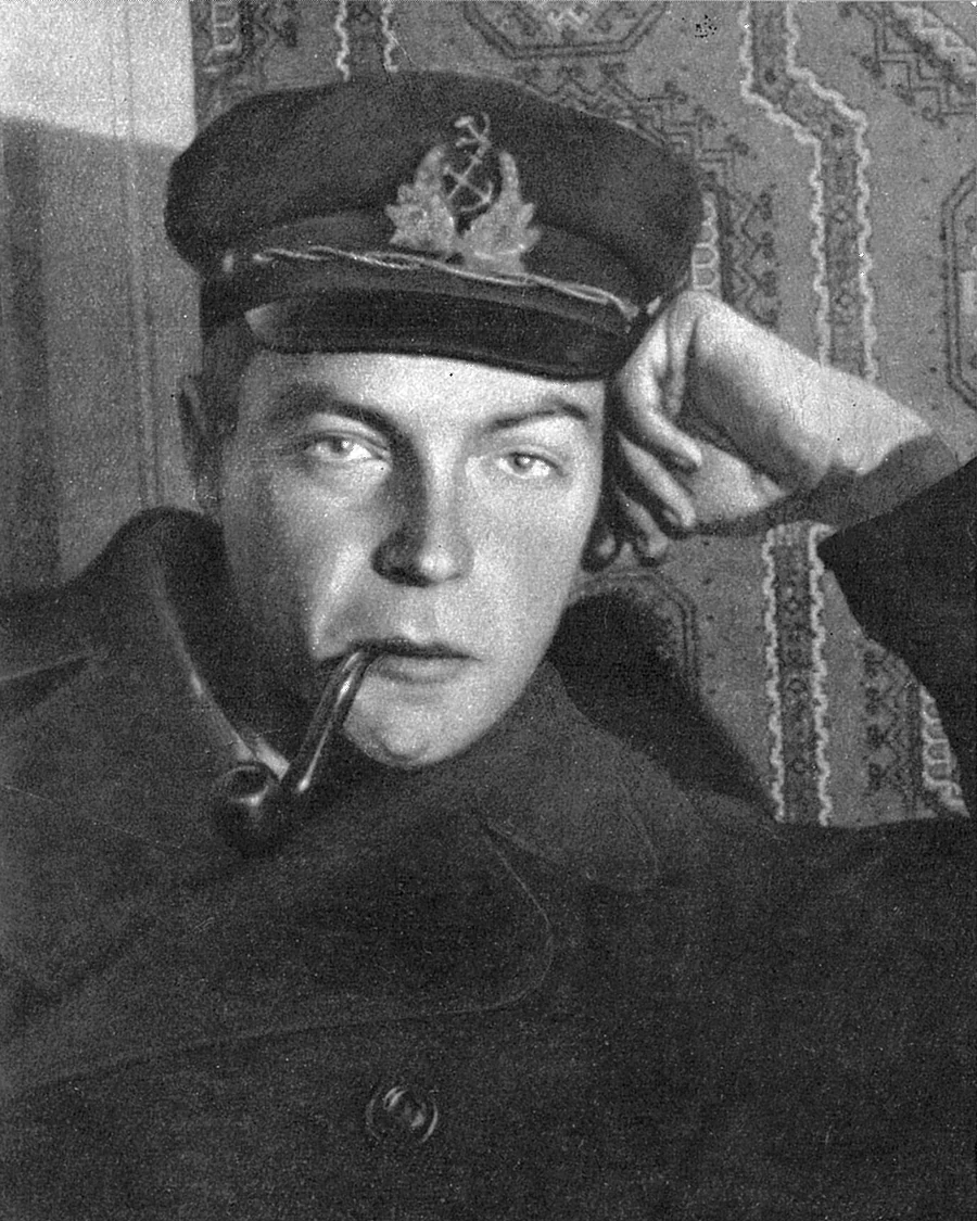 Иван Ефремов в фуражке с трубкой, 1925 год